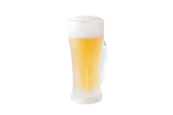 ビールマグカップに注がれるビールのカットアウトイメージ フロント — ストック写真