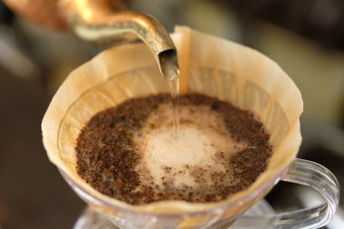 Kahvenin içine sıcak su dökmek.