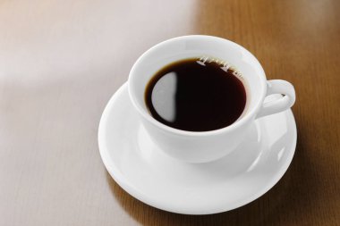 Beyaz fincanda sade kahve.