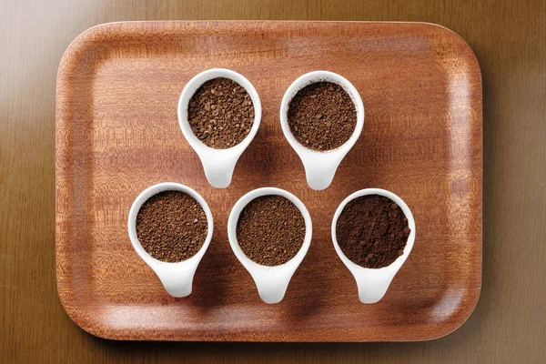 Пять Уровней Молотого Кофе Зернах — стоковое фото