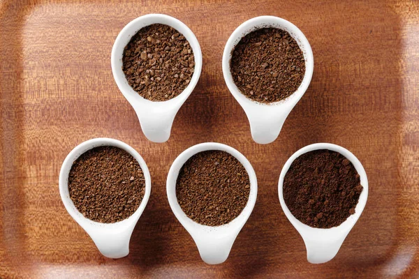 Пять Уровней Молотого Кофе Зернах — стоковое фото