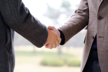 Japon halkının açık havada el sıkışması.