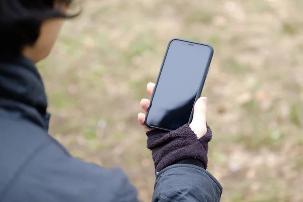 Giapponese Uomo Utilizza Guanti Senza Dita Operare Suo Smartphone All — Foto Stock