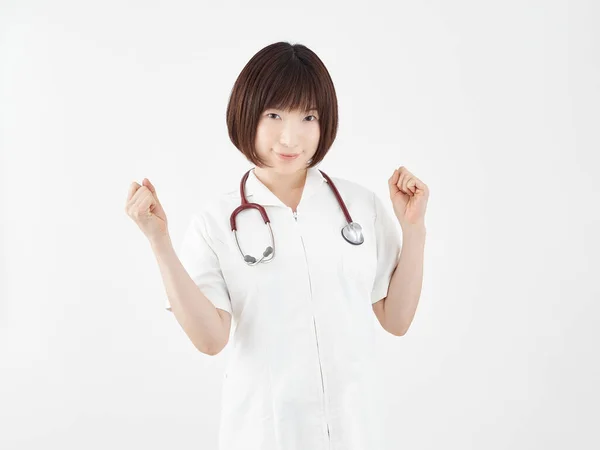Uma Enfermeira Japonesa Faz Uma Pose Gutsy Fundo Branco — Fotografia de Stock