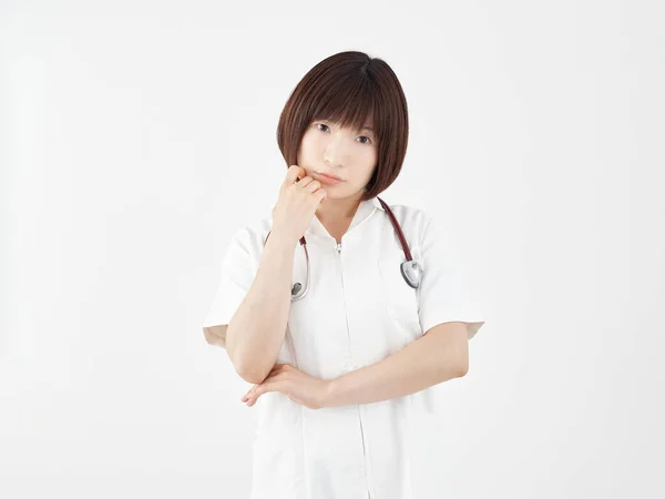 Uma Enfermeira Japonesa Com Rosto Perturbado Fundo Branco — Fotografia de Stock