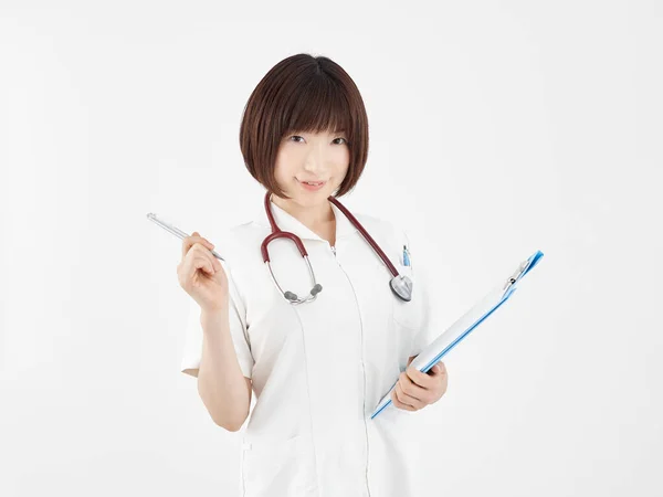 Японская Медсестра Объясняет Свои Точки Зрения Улыбкой Белом Фоне — стоковое фото