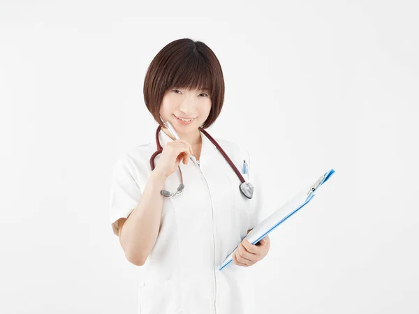 Uma Enfermeira Japonesa Com Sorriso Fundo Branco — Fotografia de Stock