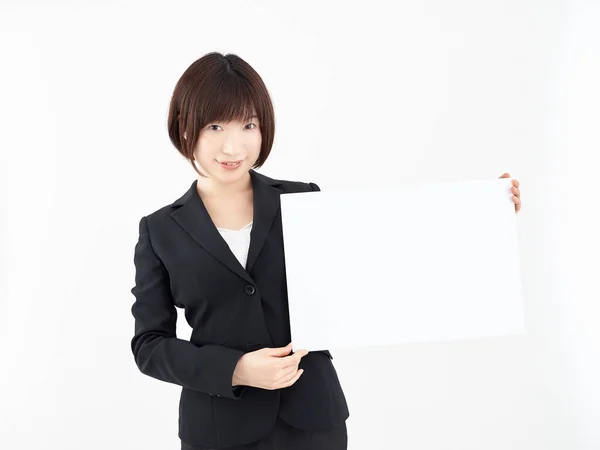 Une Employée Bureau Japonaise Tenant Tableau Blanc Avec Fond Blanc — Photo