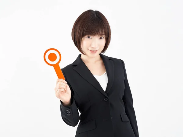 Une Employée Bureau Japonaise Avec Panneau Circulaire Sur Fond Blanc — Photo