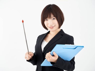 Beyaz bir arka planı olan Japon bir kadın.