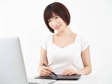 Kalem tabletiyle resim çizen bir kadın.