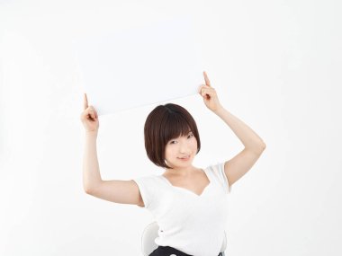 Beyaz arka planda beyaz tahtası olan bir kadın.