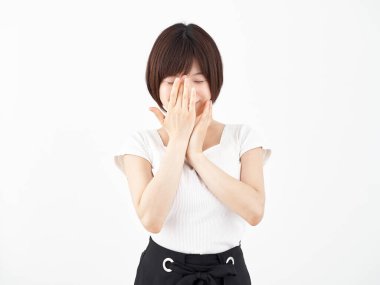 Beyaz bir geçmişle göz teması kuramayacak kadar utangaç bir kadın.