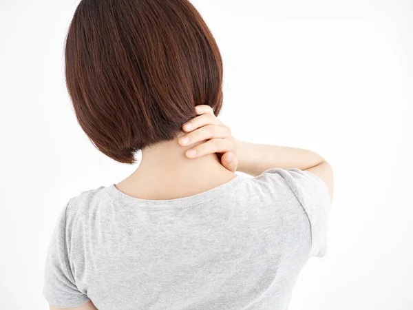 白い背景に肩を痛めている女性 — ストック写真