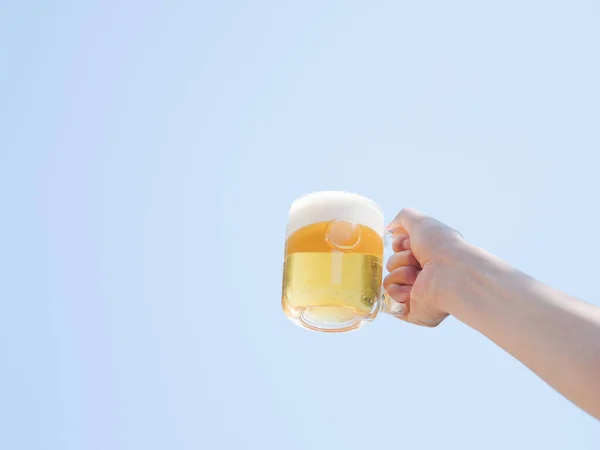 Mavi Gökyüzünde Elinde Bira Bardağı Tutan Bir Adam — Stok fotoğraf