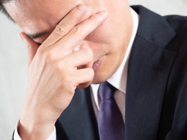 Sakal aldırdığı için pişman olan erkek işadamları