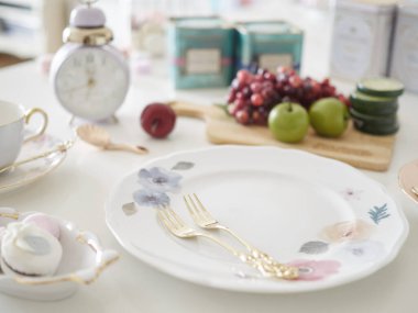 Alarm saati ve kahvaltı görüntüsü