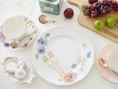 El yapımı porselen tabakta kahvaltı görüntüsü