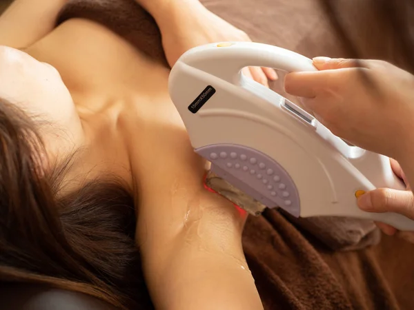 Light Hair Removal Female Armpit Shr Hair Removal Machine — Stock Photo, Image