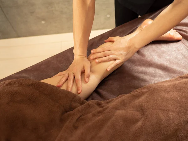 Una Donna Giapponese Ottiene Massaggio Piedi Salone Bellezza — Foto Stock