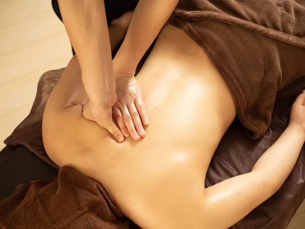 Una Japonesa Recibiendo Masaje Espalda Salón Belleza — Foto de Stock