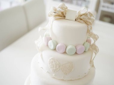 Makaronlarla koordine edilmiş sahte bir düğün pastası..