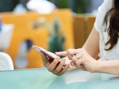 Dışarıda akıllı telefon kullanan bir ofis çalışanı..