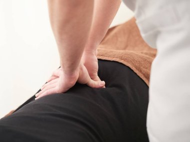 Japon bir kadın bel masajı yaptırıyor.