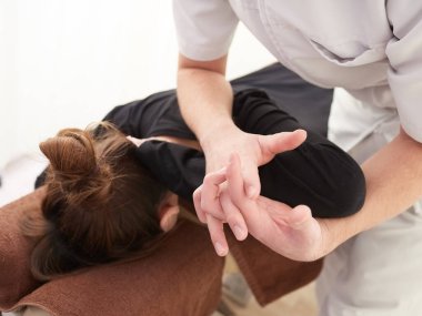 Japon bir kadın omuz masajı yaptırıyor.