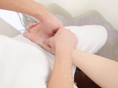 Japon bir kadın ayak masajı yaptırıyor..