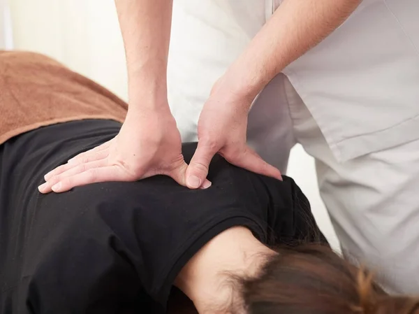 Uma Mulher Japonesa Recebendo Uma Massagem Ombro — Fotografia de Stock