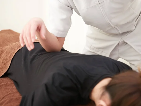 Uma Mulher Japonesa Recebendo Uma Massagem Cintura — Fotografia de Stock