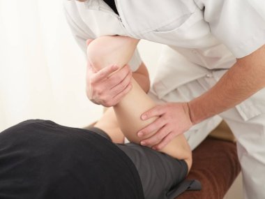Japon kadınları aşil tendonlarını geriyor.
