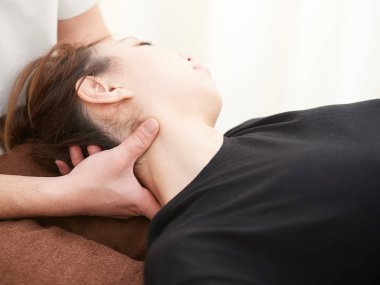 Japon bir kadın boyun masajı yaptırıyor.