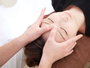 Japon bir kadın kaşlarının arasına masaj yaptırıyor..