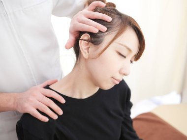 Japon bir kadın omuz masajı yaptırıyor.