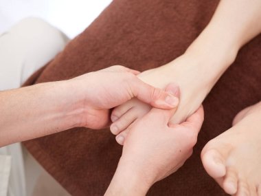 Japon bir kadın ayak masajı yaptırıyor.