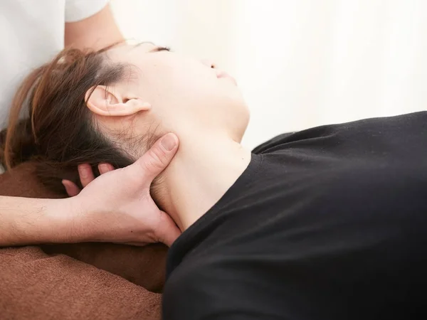 Una Japonesa Recibiendo Masaje Cuello — Foto de Stock