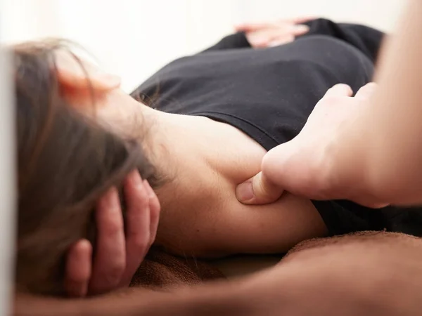 Japanese Woman Getting Shoulder Massage — Stock Photo, Image