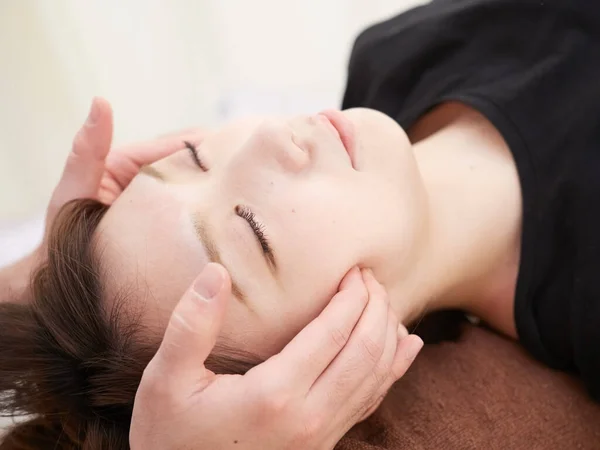 Uma Mulher Japonesa Recebe Uma Massagem Queixo — Fotografia de Stock