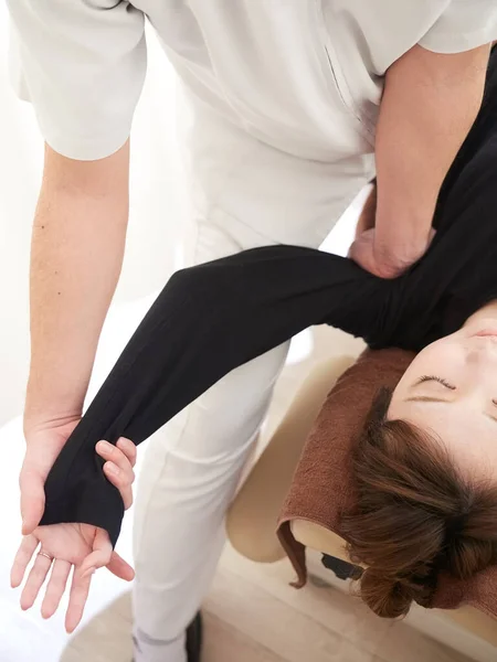 Uma Mulher Japonesa Recebendo Uma Massagem Ombro — Fotografia de Stock