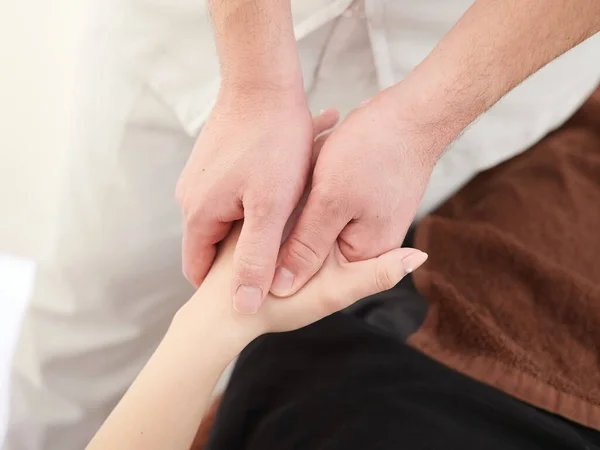 Eine Japanerin Bekommt Eine Handmassage — Stockfoto