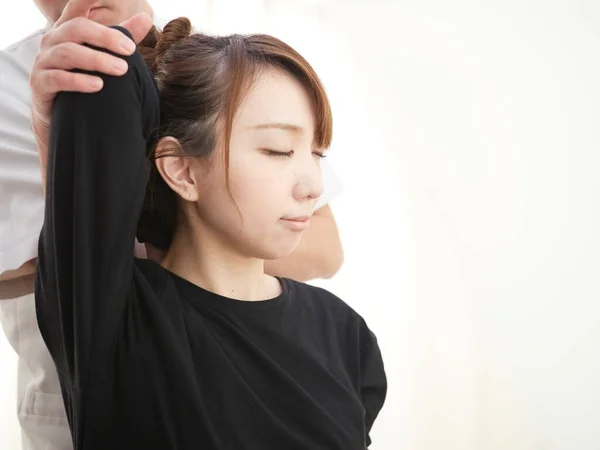 Una Mujer Japonesa Recibiendo Masaje Hombro —  Fotos de Stock
