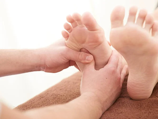 Uma Mulher Japonesa Recebendo Uma Massagem Nos Pés — Fotografia de Stock