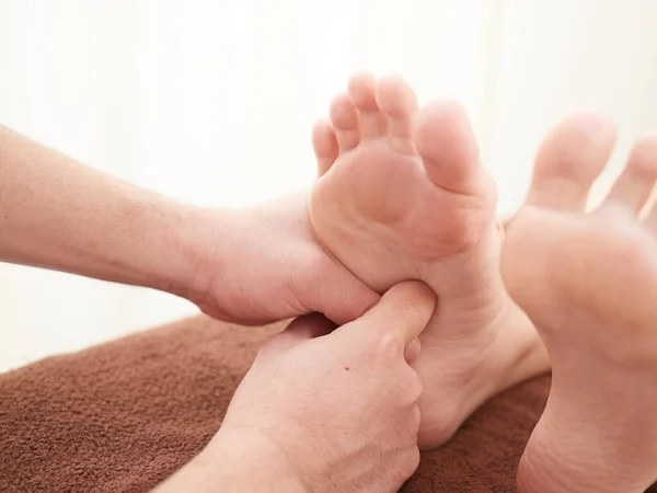 Uma Mulher Japonesa Recebendo Uma Massagem Nos Pés — Fotografia de Stock