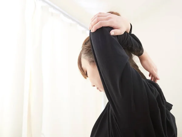 Una Mujer Japonesa Haciendo Estiramiento Célula Del Hombro —  Fotos de Stock