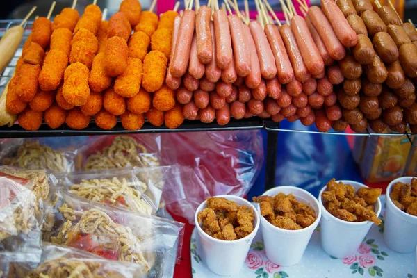La comida callejera frita se vende en un puesto — Foto de Stock