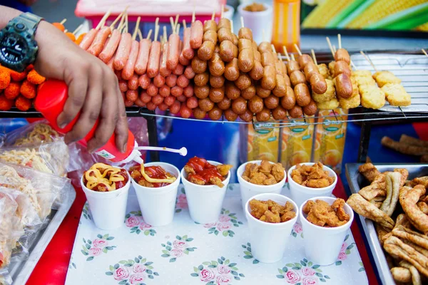 La comida callejera frita se vende en un puesto — Foto de Stock