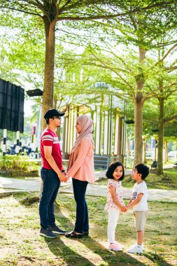 Müslüman bir ailenin mutlu poz verdiği bir manzara.