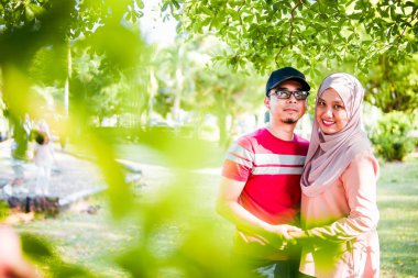 Evli Müslüman çift parkta güzel romantik anlar yaşıyor.